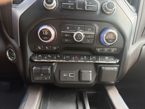 Used 2019 GMC Sierra 1500 SLT w/ SLT Premium Plus Package AWD/4WD image 28