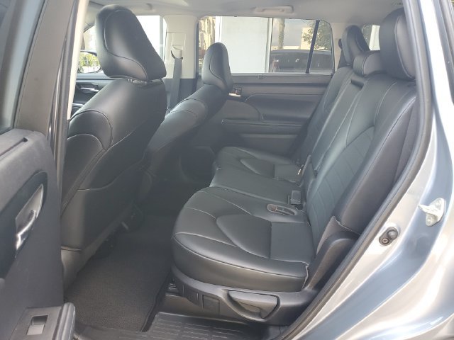 Used 2020 Toyota Highlander XLE FWD image 32