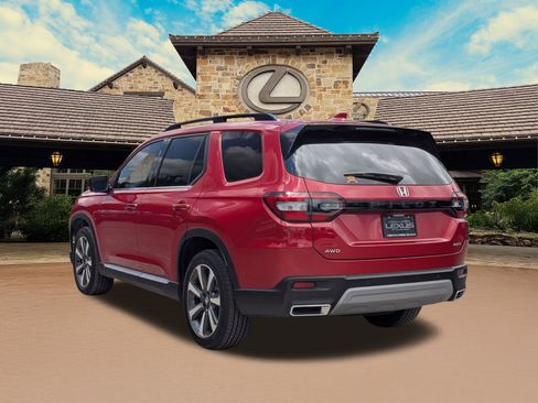 Used 2025 Honda Pilot Elite image 3
