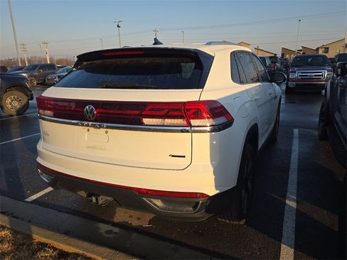 Used 2024 Volkswagen Atlas Cross Sport SE image 3