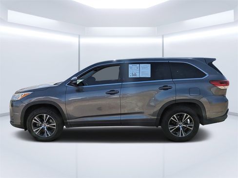Used 2018 Toyota Highlander LE image 6
