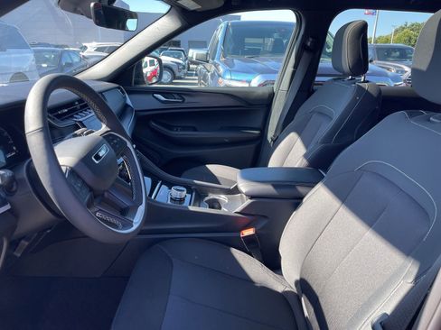 Used 2025 Jeep Grand Cherokee Laredo X w/ Luxury Tech Group I RWD image 5