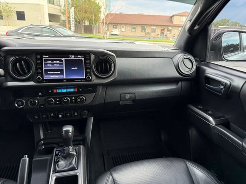 Used 2020 Toyota Tacoma TRD Off-Road w/ TRD Premium Off Road Package AWD/4WD image 20