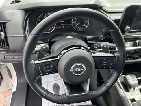 Used 2022 Nissan Pathfinder SV image 11