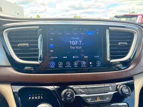 Used 2017 Chrysler Pacifica Touring-L FWD image 13