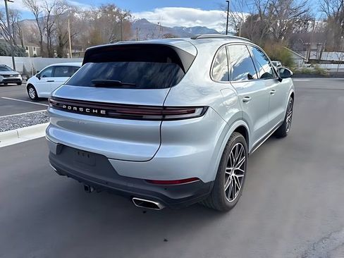 Used 2024 Porsche Cayenne w/ Premium Package AWD/4WD image 3