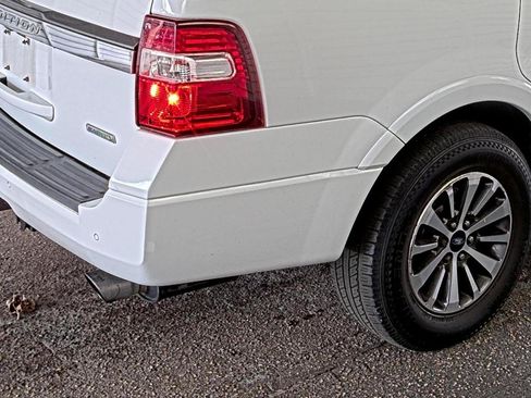 Used 2016 Ford Expedition XLT RWD image 16