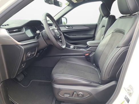 New 2025 Jeep Grand Cherokee Altitude image 19