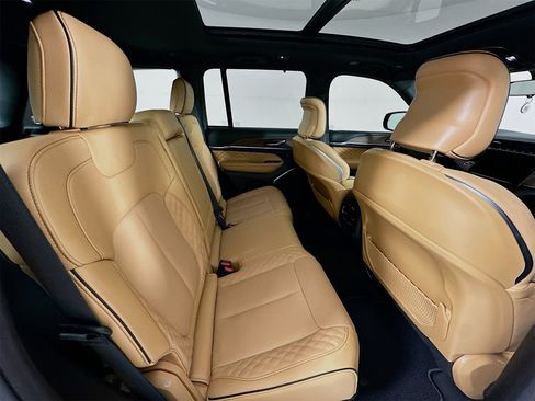 Used 2025 Jeep Grand Cherokee Summit w/ Luxury Tech Group V image 30