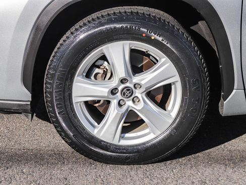 Used 2023 Toyota Highlander LE image 12