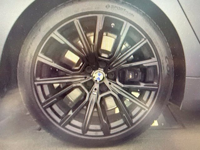Used 2021 BMW 750i xDrive w/ Autobahn Package AWD/4WD image 9