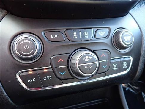 Used 2019 Jeep Cherokee Latitude Plus w/ Comfort/Convenience Group AWD/4WD image 19