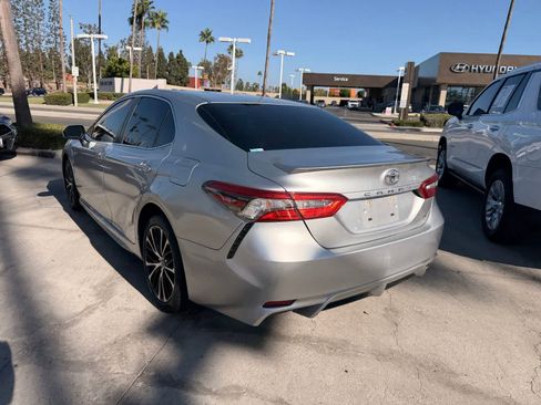 Used 2018 Toyota Camry SE FWD image 3