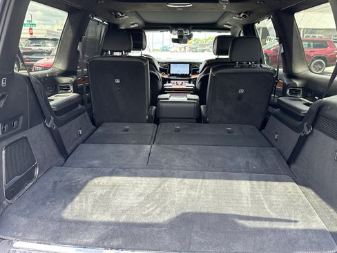 New 2024 Jeep Grand Wagoneer Series III w/ HD Trailer Tow Package image 20