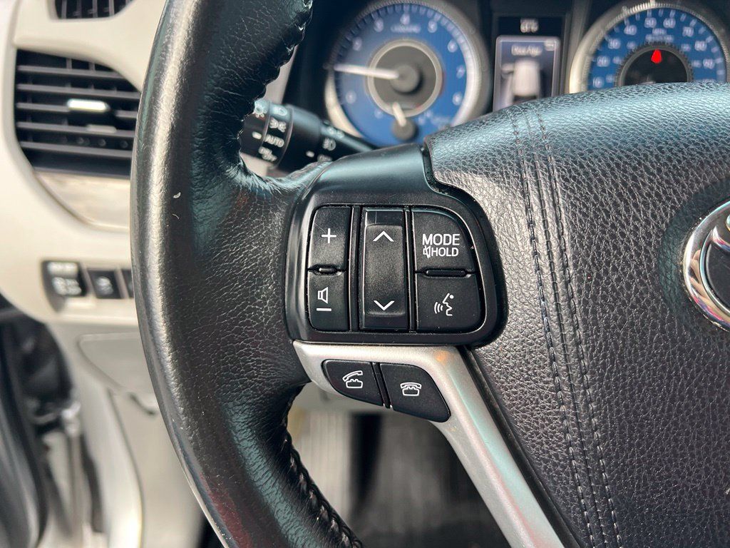 Used 2017 Toyota Sienna FWD image 39