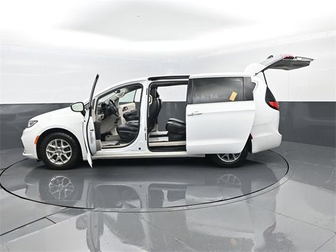 Used 2023 Chrysler Pacifica Touring-L image 31