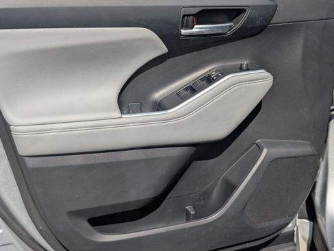 Used 2023 Toyota Highlander XLE image 13