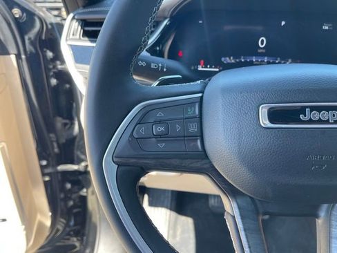 Used 2023 Jeep Grand Cherokee Limited w/ Luxury Tech Group II AWD/4WD image 15