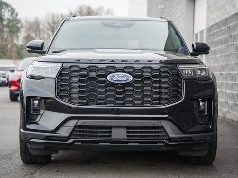 Used 2025 Ford Explorer ST-Line w/ ST-Line Street Pack image 3