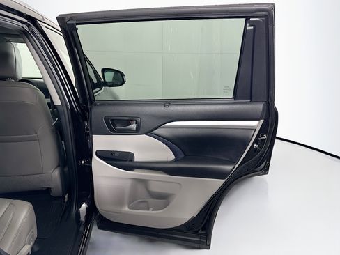 Used 2019 Toyota Highlander XLE image 34