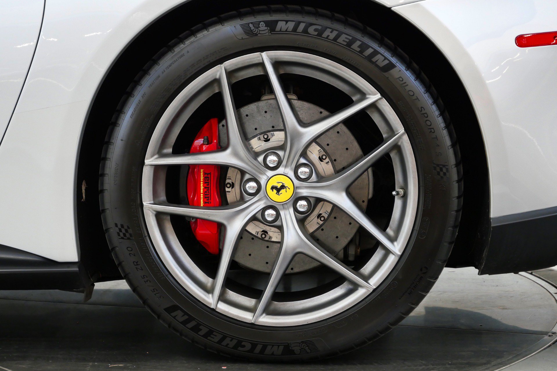 Used 2015 Ferrari F12 Berlinetta RWD image 11