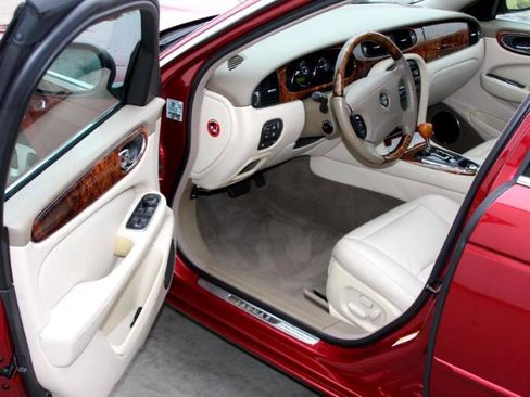 Used 2004 Jaguar XJ8 image 23