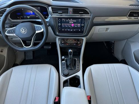 Used 2022 Volkswagen Tiguan SE w/ Panoramic Sunroof Package AWD/4WD image 13