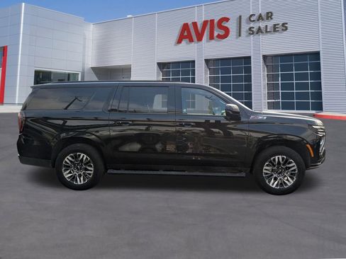 Used 2025 Chevrolet Suburban Z71 image 7