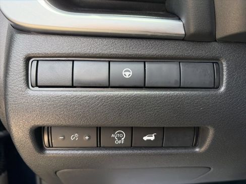 Used 2025 Nissan Rogue SV FWD image 11