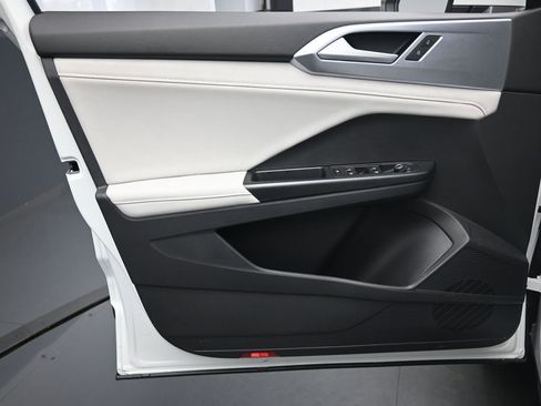 Used 2025 Volkswagen Taos SE image 19