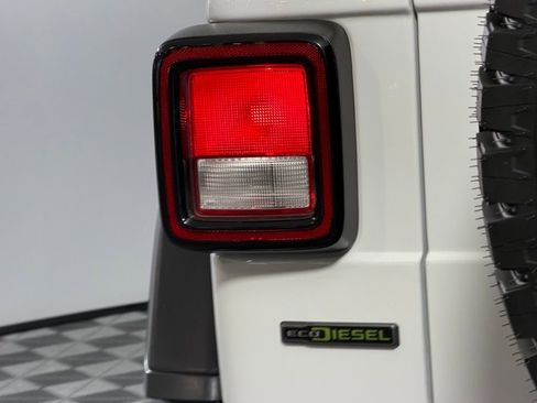 Used 2023 Jeep Wrangler Unlimited Rubicon AWD/4WD image 35