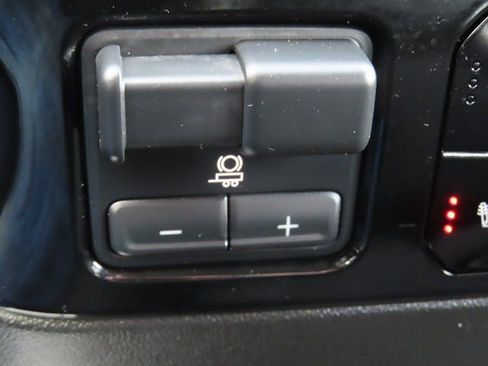 Used 2025 Chevrolet Silverado 1500 LT AWD/4WD image 5