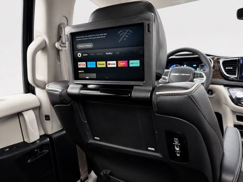 Used 2023 Chrysler Pacifica Limited w/ Uconnect Theater Family Group FWD image 24