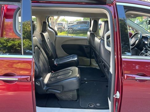 Certified 2020 Chrysler Pacifica Touring-L image 32