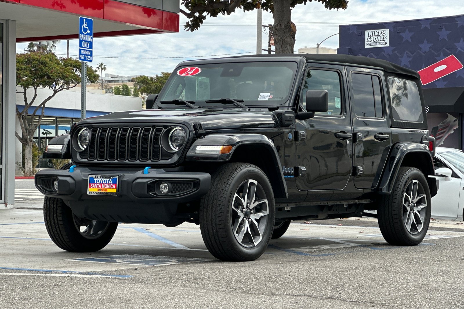 Used 2024 Jeep Wrangler Unlimited w/ LED Headlamp & Fog Lamp Group AWD/4WD image 8