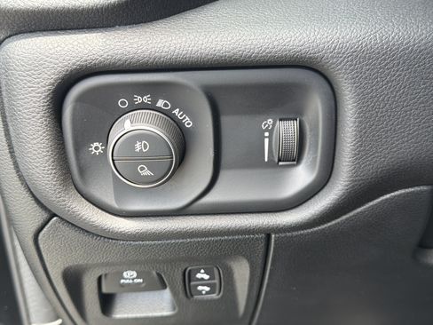 Used 2023 RAM 1500 Big Horn AWD/4WD image 37