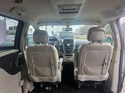 Used 2014 Chrysler Town & Country Touring-L w/ Driver Convenience Group image 8