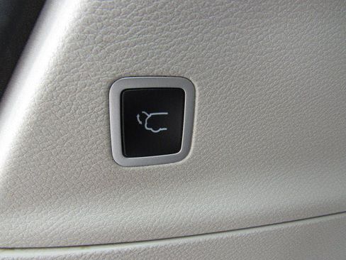 Used 2023 Chrysler Pacifica Touring-L FWD image 39