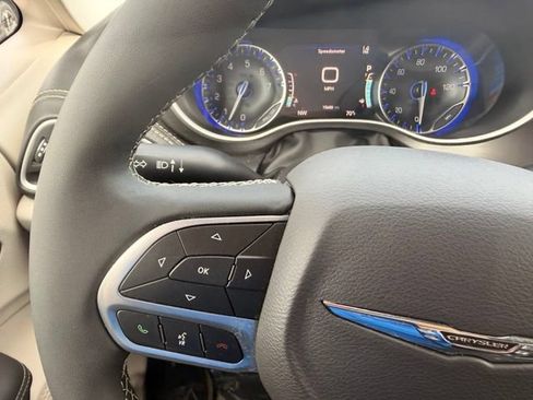 Used 2024 Chrysler Pacifica Touring-L FWD image 17