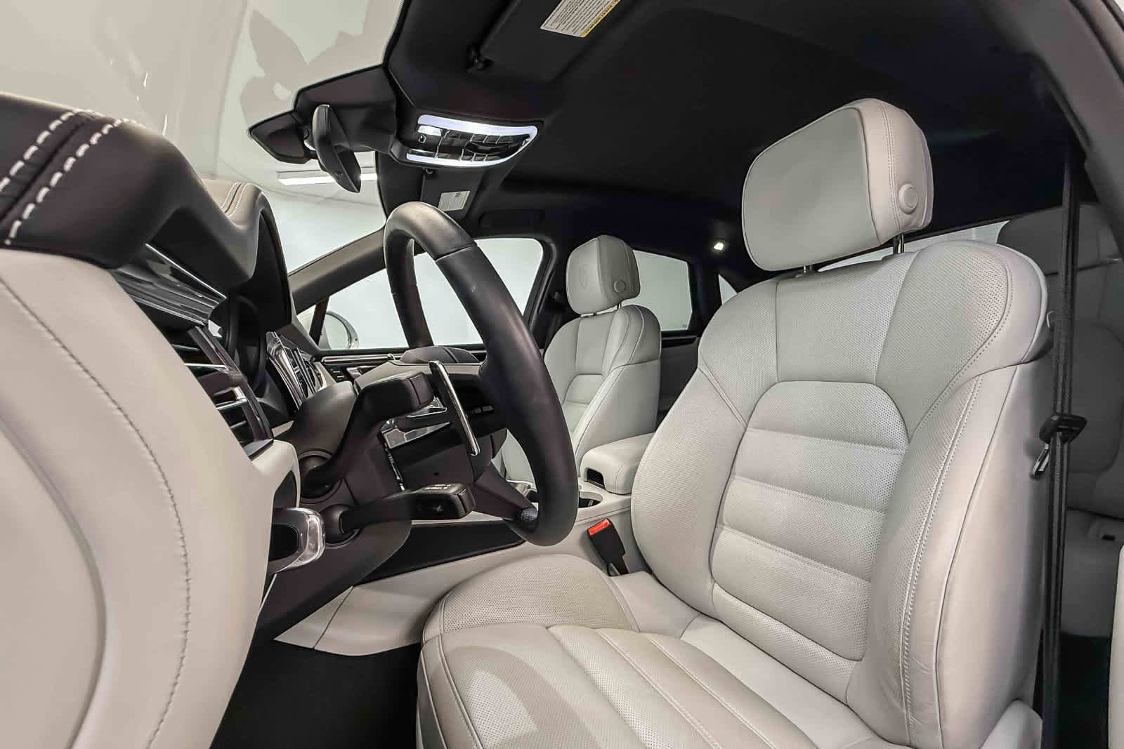 Certified 2026 Porsche Macan AWD/4WD image 5