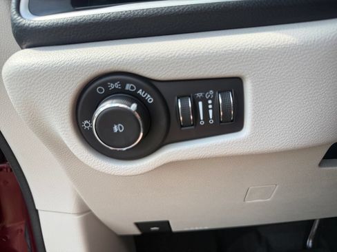 Used 2023 Chrysler Pacifica Touring-L AWD/4WD image 17
