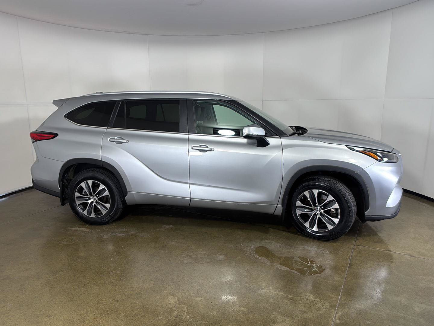 Used 2023 Toyota Highlander XLE AWD/4WD image 9