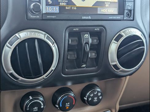 Used 2016 Jeep Wrangler Unlimited Sahara w/ Connectivity Group AWD/4WD image 16