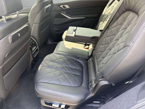 Used 2023 BMW X7 xDrive40i w/ Premium Package AWD/4WD image 11