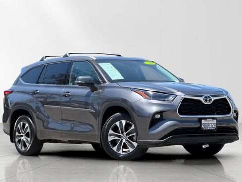 Used 2022 Toyota Highlander XLE FWD image 1
