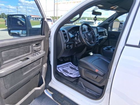 Used 2024 RAM 2500 Tradesman w/ Chrome Appearance Group AWD/4WD image 15