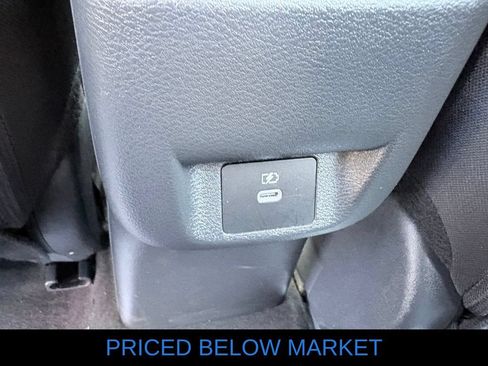 Used 2024 Nissan Versa SR FWD image 9