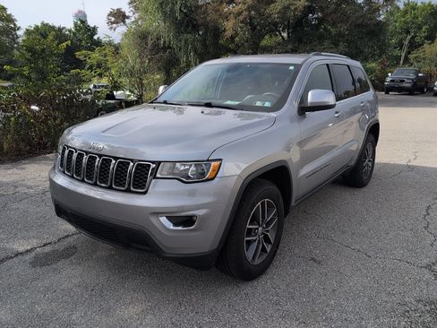 Used 2018 Jeep Grand Cherokee Laredo AWD/4WD image 3