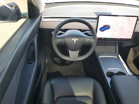 Used 2022 Tesla Model Y Long Range image 16