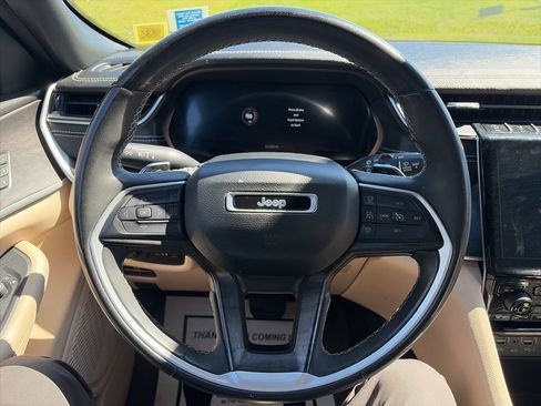 Used 2023 Jeep Grand Cherokee Limited AWD/4WD image 5